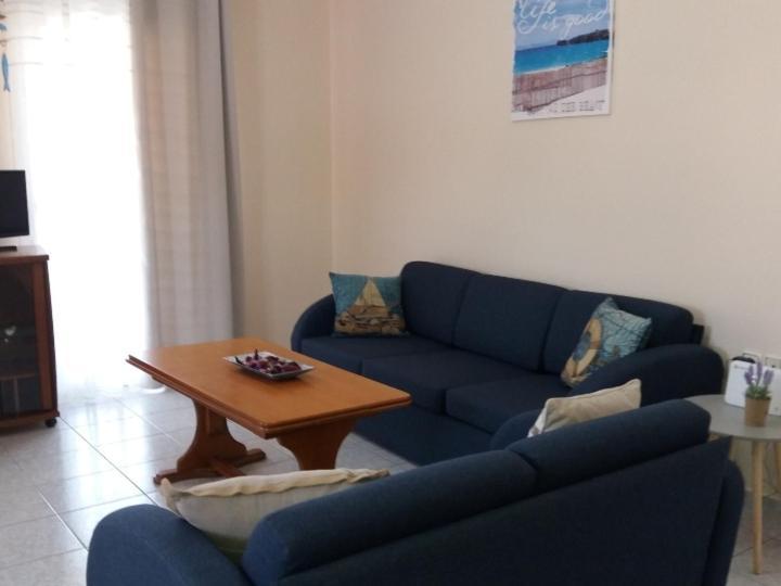 Elegant Apartment Near The Beach Néa Péramos Exterior foto