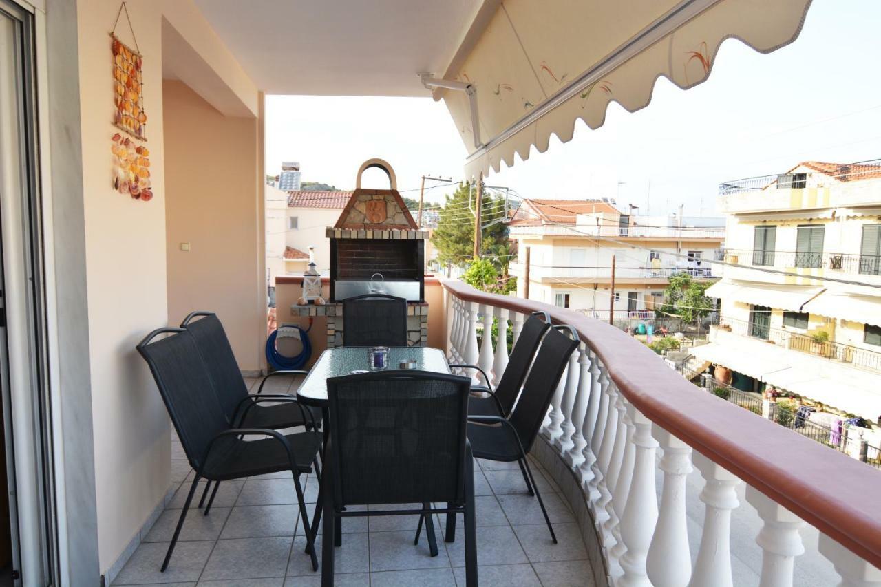 Elegant Apartment Near The Beach Néa Péramos Exterior foto