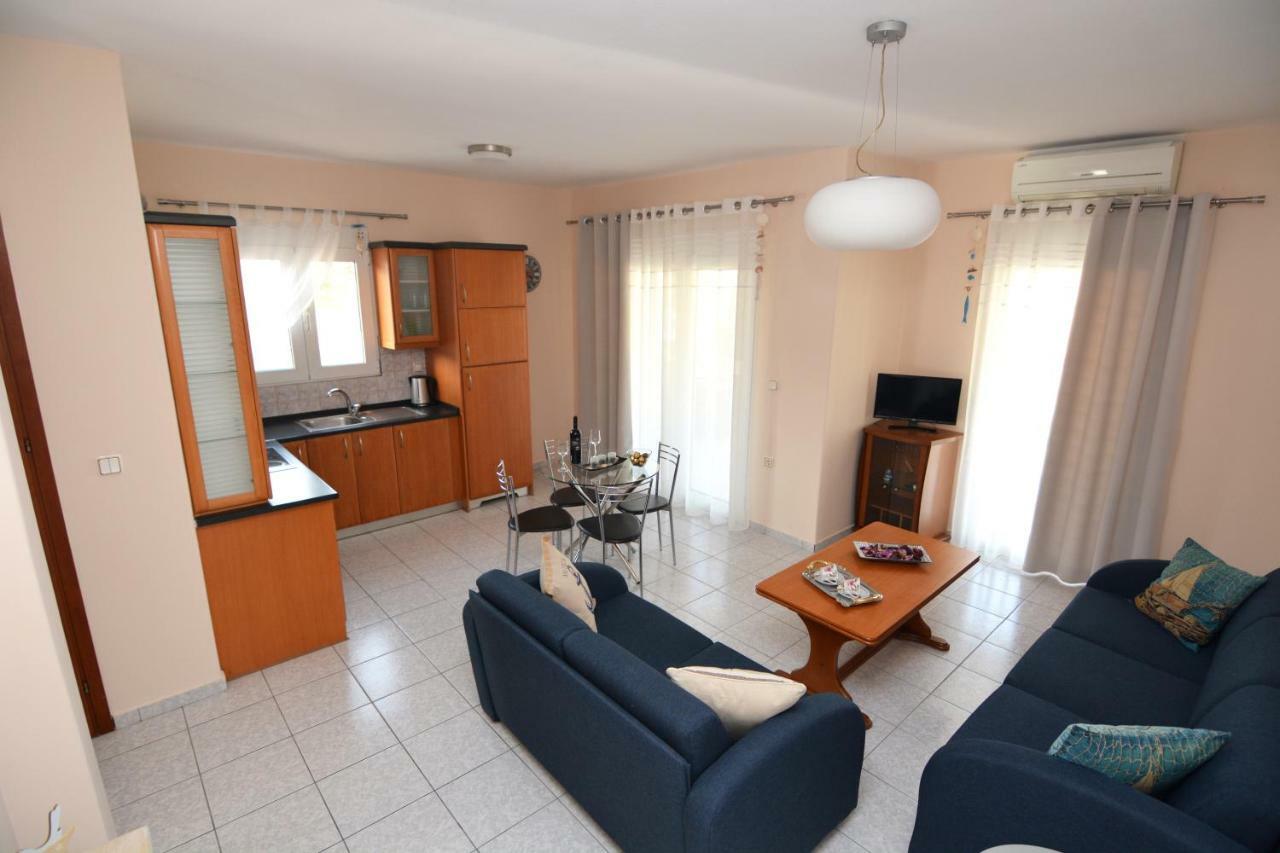 Elegant Apartment Near The Beach Néa Péramos Exterior foto