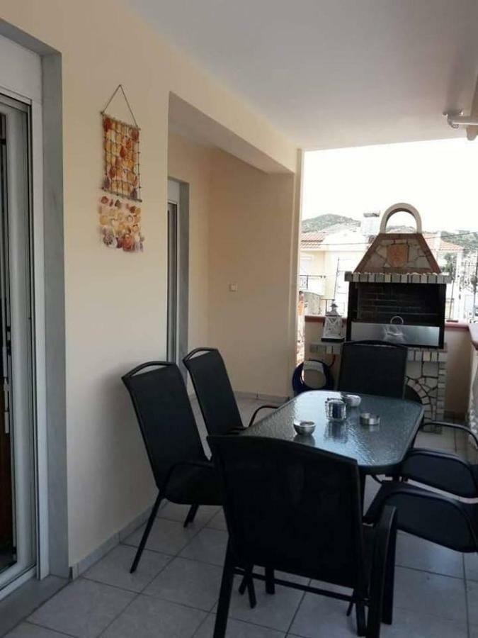 Elegant Apartment Near The Beach Néa Péramos Exterior foto
